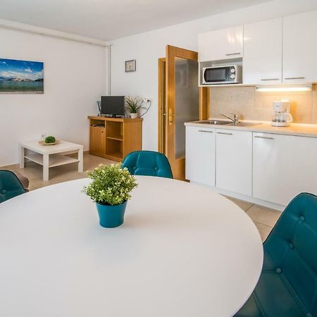 Apartments Marija & Anton Малинска Экстерьер фото